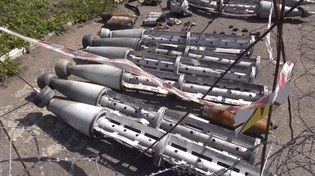 Trong giai đoạn đầu của cuộc xung đột Nga-Ukraine, Quân đội Nga đã sử dụng pháo phản lực BM-27 để tấn công các mục tiêu quan trọng ở Ukraine. Trong ảnh Ukraine trưng bày cho thấy, phần còn lại của đầu đạn chùm của đạn tên lửa BM-27, sau khi thả hết đạn con, chỉ còn lại khung đầu đạn, có thể thấy ở trung tâm có một cấu trúc dạng tổ ong. 