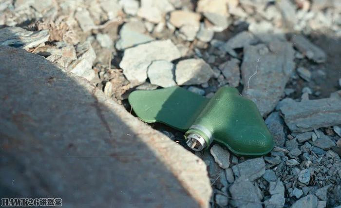 Nếu có người dẫm lên mìn PFM-1С, chất nổ lỏng bên trong sẽ tác động vào ngòi nổ bên trong, gây kích nổ. Vụ nổ tuy không mạnh, nhưng cũng đủ làm gãy nát bàn chân mang giầy của binh lính. PFM-1С được trang bị thiết bị tự hủy có khả năng tự hủy trong vòng 1 đến 40 giờ, để đảm bảo an toàn cho các bãi mìn. Tuy nhiên, do cấu trúc nhỏ nên thiết bị tự hủy không đáng tin cậy. 