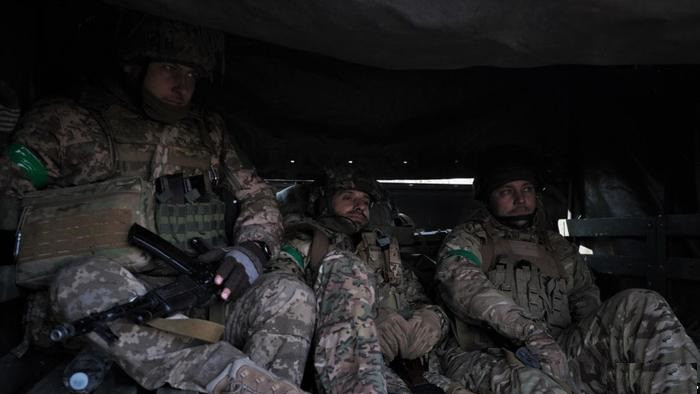 RG viết: “Kẻ thù đã từ bỏ tuyến phòng thủ tương tự phòng tuyến Maginot và bỏ chạy. Sau khi tiến xa hơn, Quân đội Nga đang di chuyển về phía bắc và phía nam, tạo thành một vòng vây lớn để bao vây các vị trí của Quân đội Ukraine và san bằng chiến tuyến".