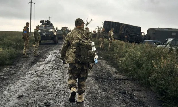 Thông tin RG cho biết, khu định cư Lozuvatske trước đó được coi là "khó giải quyết" vì đường vào làng được bao quanh bởi các vành đai rừng và các công sự được đào sẵn. "Nhưng tình hình bây giờ đã khác, Quân đội Ukraine đã rút lui. Chiến tuyến của họ phía Pokrovsk đang sụp đổ với tốc độ chưa từng có".