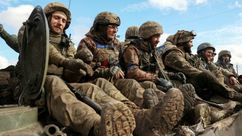 Khi phóng viên BBC hỏi Tổng thống Ukraine, đó là Quân đội Ukraine có thể cầm cự được bao lâu với những tổn thất như vậy, ông Zelensky tránh đưa ra ước tính cụ thể, mà chỉ đề cập đến tầm quan trọng của tinh thần quân đội và sự đoàn kết giữa quân đội và người dân. (Nguồn ảnh: Topwar, Ukrinform, Reuters).