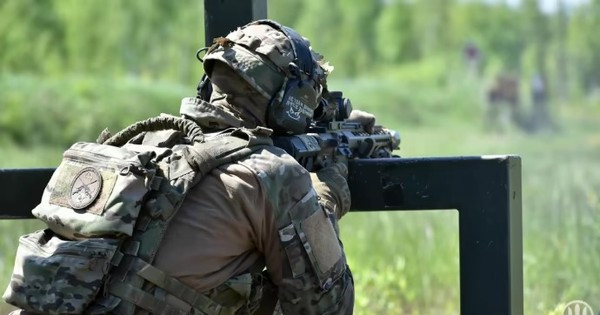 Ban đầu, Quân đội Nga đánh giá phía Ukraine bố trí phòng thủ ở thị trấn New York tương đối kiến cố và khó có thể bị chọc thủng. Nhưng vào tháng 6 vừa qua, quân Nga đã phát động đột kích thành công và giành quyền kiểm soát phần phía nam của thị trấn mà không gặp nhiều kháng cự.