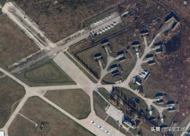 Căn cứ Trung đoàn không quân số 14 có nhiều máy bay chiến đấu Su-30SM, nhưng không có các hầm bảo vệ máy bay. Và quân đội Ukraine nhiều khả năng, đã sử dụng những bức ảnh vệ tinh này, để thực hiện một cuộc đột kích tự sát bằng máy bay không người lái, vào những máy bay Su-30SM đang đậu trên sân bay.