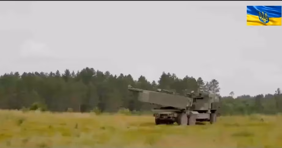 Quân đội Ukraine có rất ít vũ khí tiến công tầm xa, có thể thực hiện các cuộc tấn công vào các mục tiêu ở sâu trong lãnh thổ Nga; hiện họ chỉ có tên lửa đạn đạo chiến thuật M142 HIMARS với tầm bắn 70 km mà Mỹ mới viện trợ, hoặc sử dụng tên lửa chống hạm như Harpoon, để đánh các mục tiêu trên bộ.