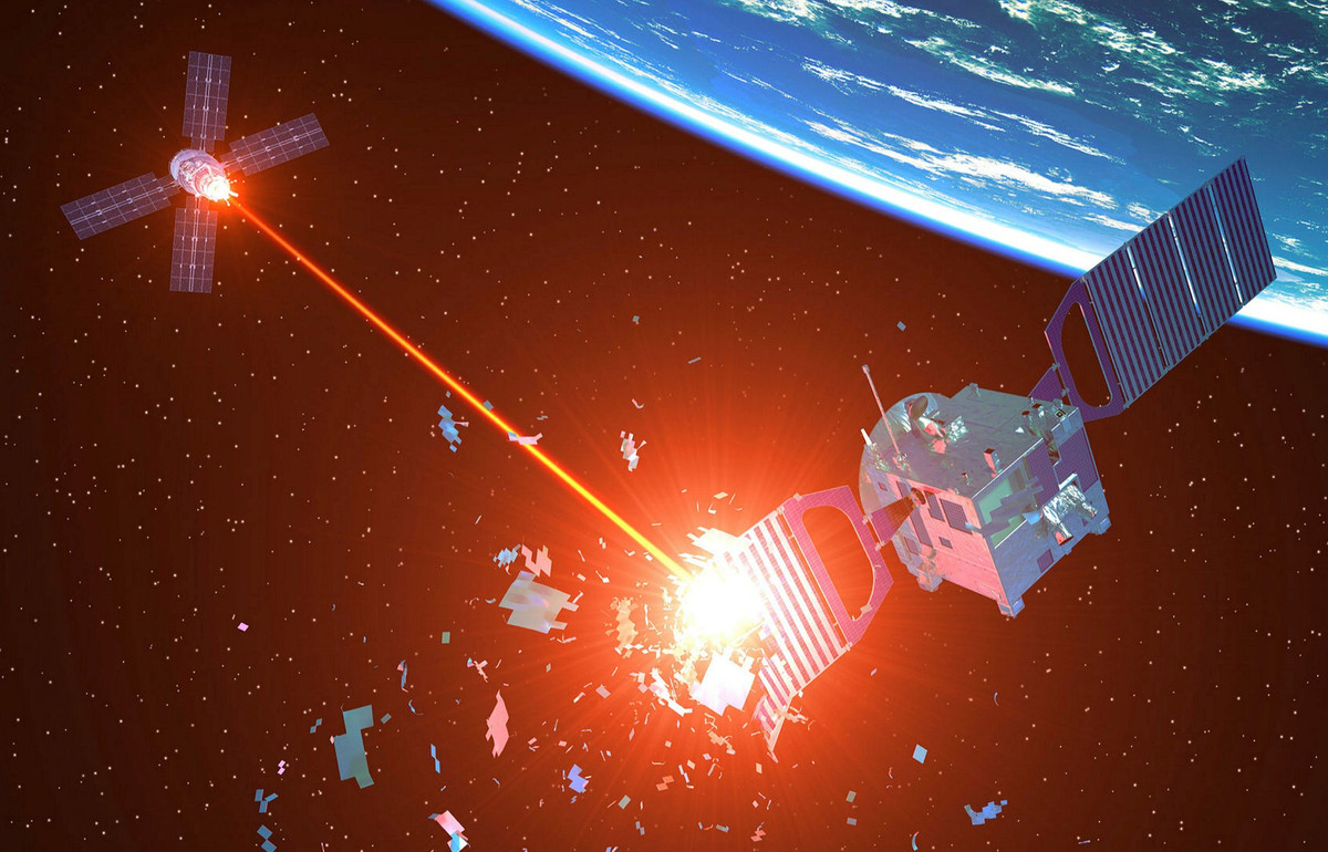 Mặc dù các đời tổng thống của Mỹ lên nắm quyền, đều tuyên bố giảm vai trò của vũ khí hạt nhân trong học thuyết quân sự của Mỹ, nhưng hành động họ làm là hoàn toàn ngược lại; đặc biệt là đời Tổng thống Reagan, khi ông còn triển khai chiến tranh hạt nhân lên vũ trụ.