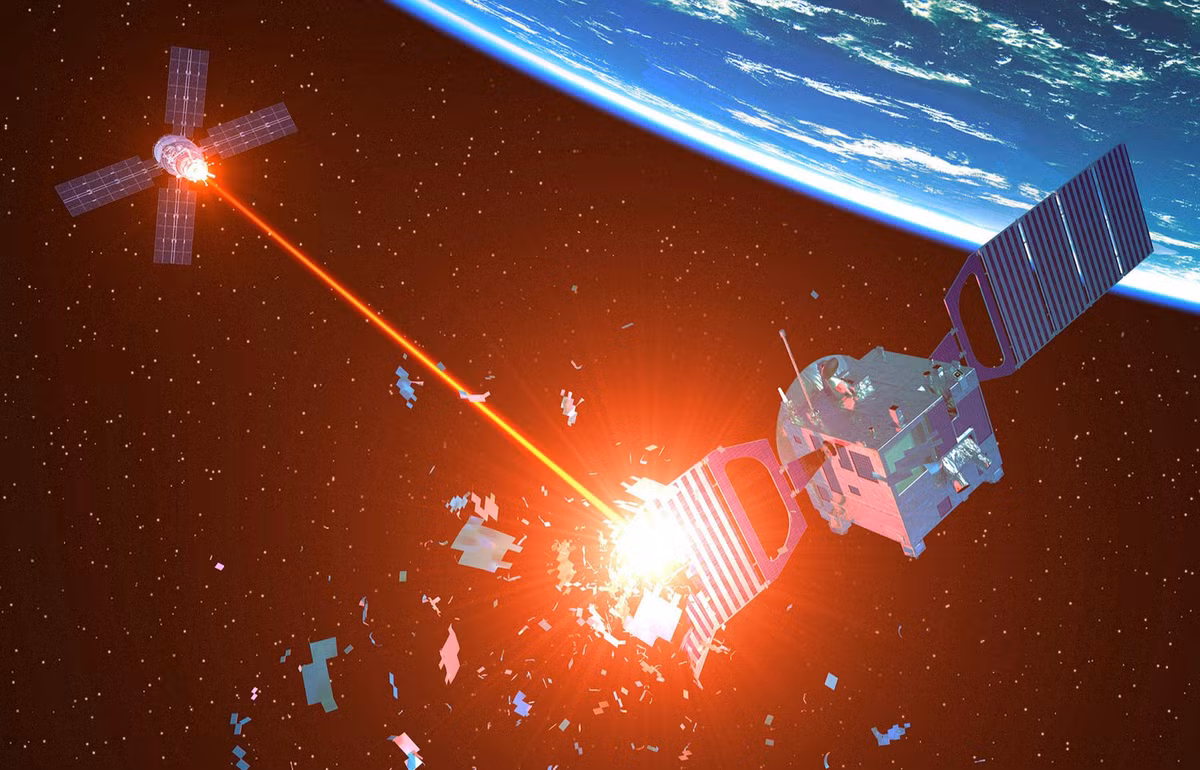 Mặc dù các đời tổng thống của Mỹ lên nắm quyền, đều tuyên bố giảm vai trò của vũ khí hạt nhân trong học thuyết quân sự của Mỹ, nhưng hành động họ làm là hoàn toàn ngược lại; đặc biệt là đời Tổng thống Reagan, khi ông còn triển khai chiến tranh hạt nhân lên vũ trụ.