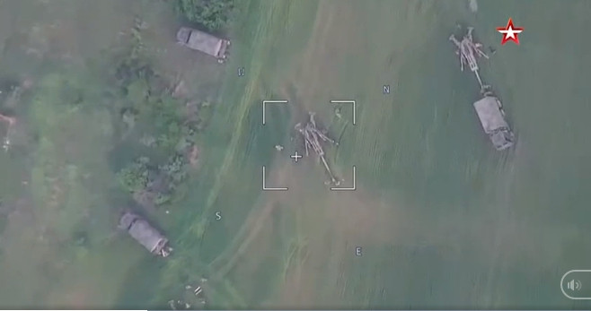 Tuy nhiên, trong một đoạn video khác, có thể thấy cách một quả đạn chưa xác định, có đầu nổ chùm tấn công tại khu vực triển khai các loại pháo của Mỹ. Theo các nguồn tin của Ukraine, 2 khẩu pháo M777 đã ngừng hoạt động.