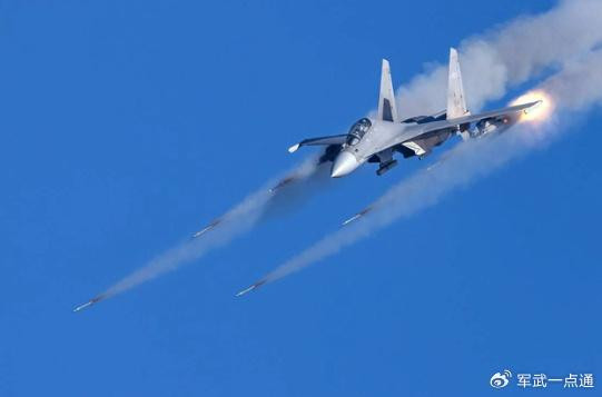 Truyền thông Trung Quốc đã đưa tin nhiều về chiến đấu cơ J-16, trong đó có đoạn video cho thấy, nó có thể phóng hai tên lửa lần lượt và bắn trúng cùng một mục tiêu trên mặt đất, khiến giới quan sát của phương Tây dậy sóng. 