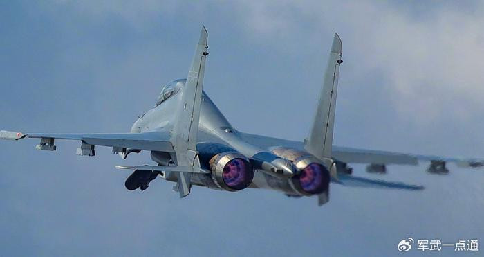 J-16 áp dụng thiết kế động cơ kép để cải thiện mức sức mạnh tổng thể của máy bay chiến đấu. Ngoài ra, nó còn được trang bị radar mảng pha quét điện tử chủ động (EASA), có thể xác định chính xác các mục tiêu. Ngoài ra còn hệ thống quan sát bằng quang điện, theo dõi các mục tiêu ở cự ly gần.