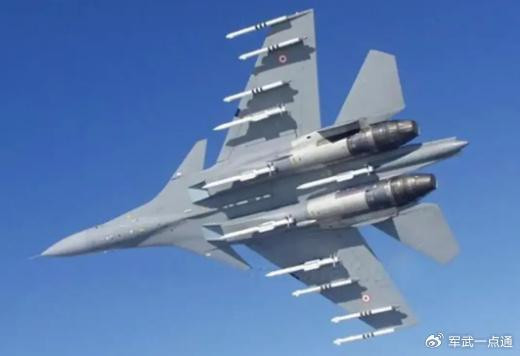 Màn biểu diễn này đã gây ra cuộc tranh luận sôi nổi. Kỹ năng chiến đấu độc đáo của tiêm kích J-16 chính là độ chính xác vượt trội trong việc tấn công mục tiêu, có thể loại bỏ hoàn toàn kẻ thù trên chiến trường. 