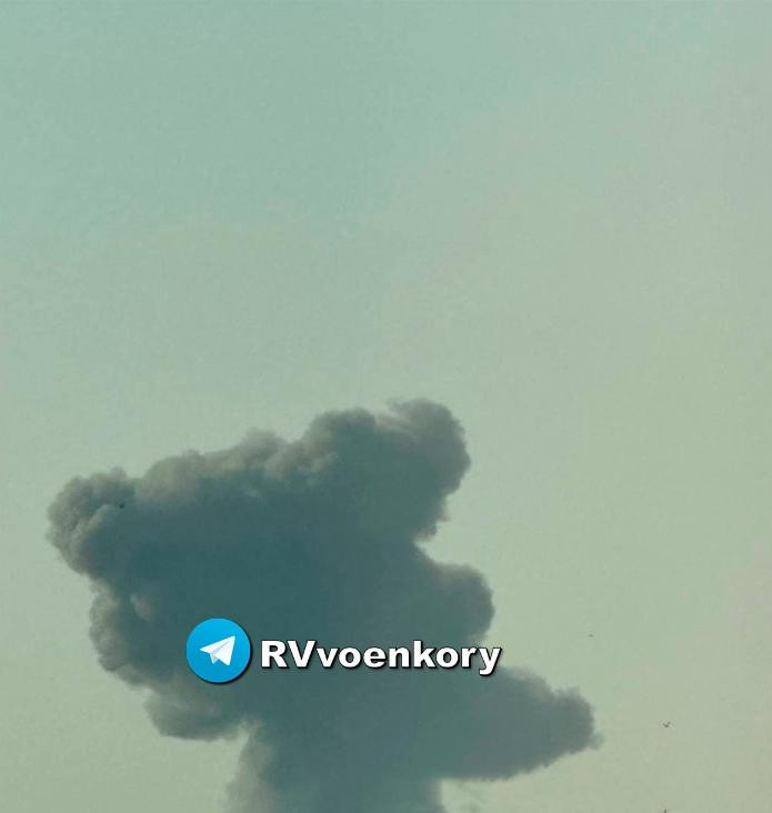 Về phía Ukraine, họ cũng không ngừng phóng UAV tự sát trong một thời gian dài, tấn công vào các mục tiêu phía sau của Nga, đặc biệt là các mục tiêu sân bay của Lực lượng Hàng không Vũ trụ Nga. Do vậy Quân đội Nga phải chủ động ra tay tấn công trước. Tuy nhiên theo các nhà phân tích, đòn tập kích hỏa lực này của Nga là nhằm trả đũa các hành động tấn công vào lãnh thổ Kursk của Nga. (Nguồn ảnh: Rvvoenkory, TASS, Ukrinform).