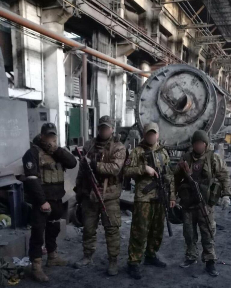 Trong khi đó, ông Pushilin, người đứng đầu cộng hòa Donetsk tự xưng (DPR) cho biết, lính đánh thuê Nga đã tiếp tục đánh chiếm thành công một cứ điểm của Nhà máy chế biến kim loại màu Bakhmut (AZOM); đánh bật quân Ukraine ở phía bắc và phía nam trong cuộc tấn công. 