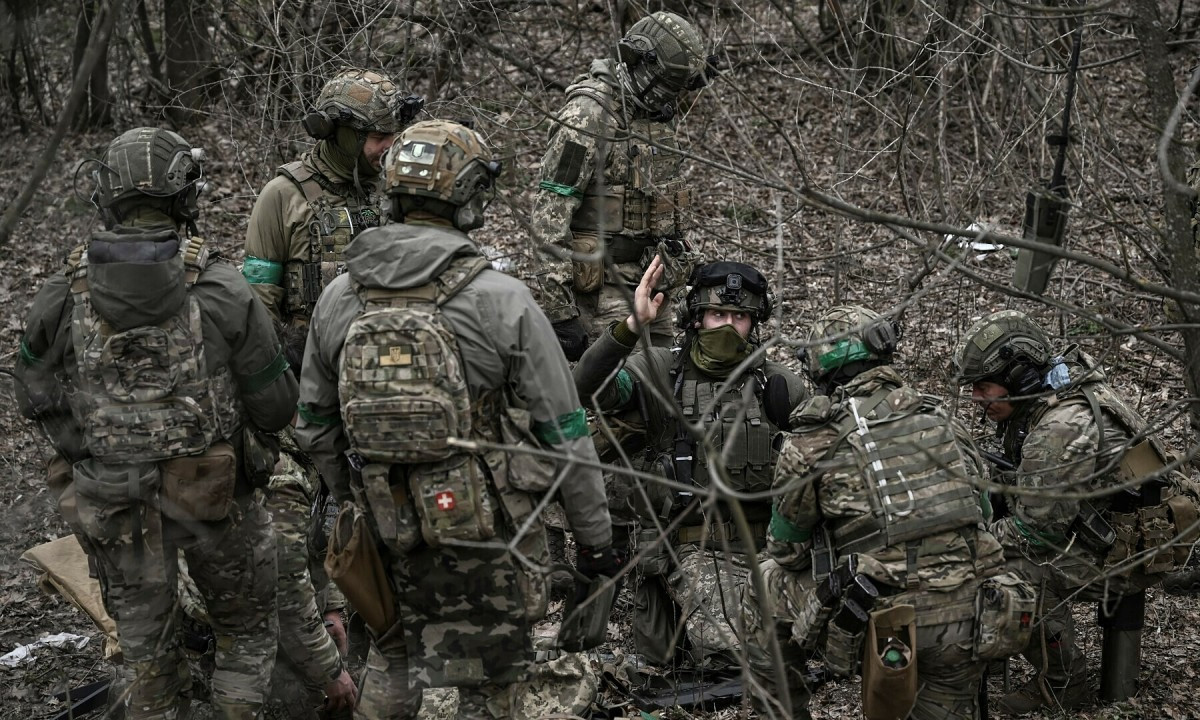 Đội trưởng đội biệt kích Quân đội Ukraine cho biết, họ muốn ngăn chặn Quân đội Nga và lính đánh thuê Wagner tràn ngập ngôi làng ở phía tây bắc Bakhmut; nếu không Nga sẽ tiếp tục khép lại thế gọng kìm bao vây Bakhmut. 