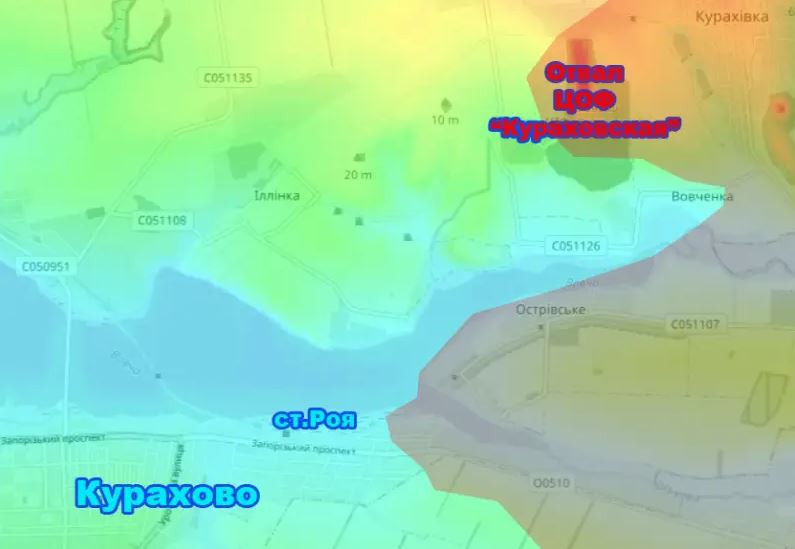 Điều đặc biệt của ngôi làng Kurakhovka là nó nằm trên một khu vực có địa hình cao. Tại đây có các bãi thải của nhà máy tuyển quặng Kurakhovskaya, với chiều cao của bãi đất đá thải lên tới 95 m. Từ những điểm cao này, quân Nga có thể khống chế cứ điểm Kurakhovo từ phía đông bắc.