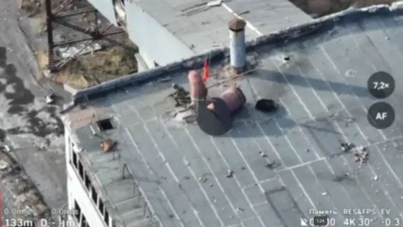 Có lẽ do việc rút lui quá nhanh, khiến một số binh lính của Ukraine không kịp rút khỏi Kurakhovka. Một số lính Ukraine trú dưới các tầng hầm của các tòa nhà dân, đã bị các binh sĩ Lữ đoàn bộ binh cơ giới 114 của Nga bắt làm tù binh. Hiện Bộ Quốc phòng Nga chưa chính thức xác nhận việc họ tràn ngập Kurakhovka.