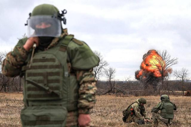 Xét theo tình hình hiện tại, nếu Ukraine không thể giải quyết được vấn đề "khó nhằn" về thiếu hụt quân số, thì chỉ còn là vấn đề thời gian trước khi Donbass bị mất, và thậm chí Ukraine có thể không giữ được Sumy và Kharkov. Có thể bên chiến thắng cuối cùng của cuộc xung đột kéo dài này, sẽ nằm ở trò chơi ai có thể chịu đựng được lâu hơn mà thôi. (nguồn ảnh Military Review, Ukrinform, TASS).