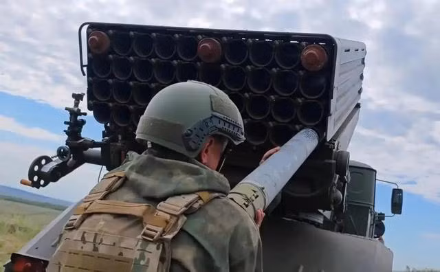 Sau khi chiến dịch Kursk kết thúc, mặt trận nơi này không im tiếng súng, khi RFAF ngay lập tức phát động một cuộc tấn công dữ dội vào khu vực Sumy. Nói một cách thẳng thắn, Moskva đang sử dụng lợi thế quân sự của mình, để đưa tiền tuyến vào lãnh thổ Ukraine và tiêu hao dần quân số của AFU.