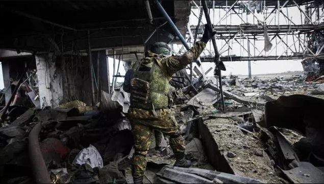 Gần đây, do quân đội Ukraine thiếu đạn, nhất là đạn hỏa lực, tướng Syrsky bắt đầu sử dụng các chiến thuật tàn nhẫn hơn, đó là gài thuốc nổ trong các tòa nhà khác nhau và được điều khiển từ xa. Khi biệt kích Nga tiến hành đột nhập vào căn nhà, sẽ tiến hành kích nổ. 