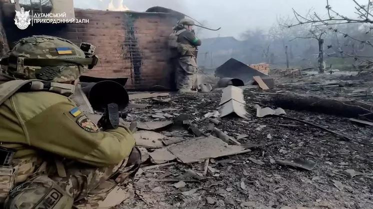 Một số nhà phân tích cho rằng, một khi gọng kìm hai cánh của quân đội Nga nhô ra quá xa, lúc này quân dự bị của Ukraine bố trí ở tuyến phòng thủ mới Chasov Yar, sẽ sử dụng xe tăng Leopard 2 (vừa nhận của Đức) làm mũi nhọn mở cuộc phản công. Do đó, toàn bộ cuộc chiến tại Bakhmut đã diễn ra rất căng thẳng và không bên nào quá mạo hiểm. 