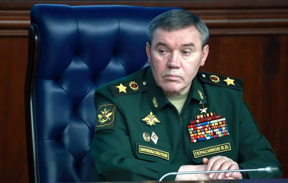 Thật trùng hợp, tướng Gerasimov, Tổng Tư lệnh quân đội Nga tại chiến trường Ukraine cũng là bậc thầy về chiến thuật, nắm chắc nhiều cách đánh khác nhau. Ông cũng giỏi trong các hoạt động chiến đấu trên không, tấn công thọc sâu và chiến đấu trong thành phố; đánh giá chung, Gerasimov là một vị tướng toàn năng.