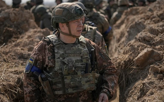 Sau khi Liên Xô tan rã, Ukraine được tái lập, tướng Syrsky nhanh chóng chở thành tướng lĩnh hàng đầu của Quân đội Ukraine. Ông đã nghiên cứu các chiến thuật của NATO từ năm 2014 và trở thành một trong những người lãnh đạo huấn luyện quân sự chung giữa Quân đội Ukraine và NATO. 