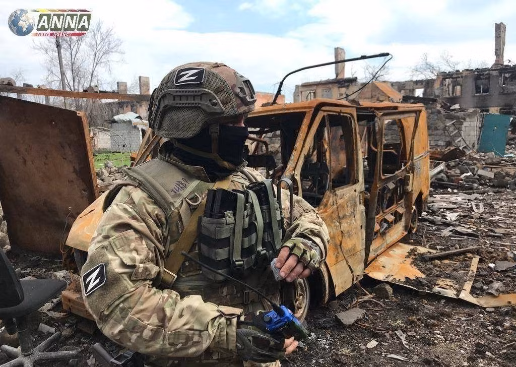 Theo truyền thông Nga, ở mặt trận Donbass, quân đội Nga đang giành thắng lợi lớn. Sau 10 tháng chiến đấu, quân đội Nga đã tràn vào thị trấn Marinka do quân đội Ukraine kiểm soát. Marinka và Arkadivka là hai thành trì lớn của quân đội Ukraine, chỉ cách “thủ đô Donetsk” tự xưng vài chục km.