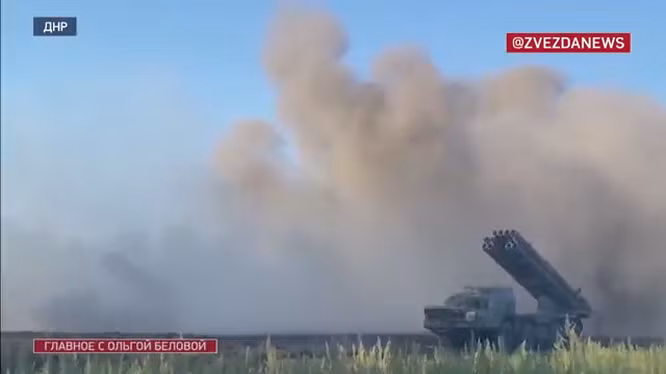 Ở Marinka, Quân đội Nga đã sử dụng chiến thuật pháo binh bắn theo kiểu “màn đạn”, nhằm phá hủy các công sự, chiến hào, hầm trú ẩn phòng không, boongke và các điểm hỏa lực của quân đội Ukraine. Cũng như ném bom hủy diệt vào khu vực công sự kiên cố; mục đích chính là phá hủy kết cấu công sự vững chắc của Quân đội Ukraine.