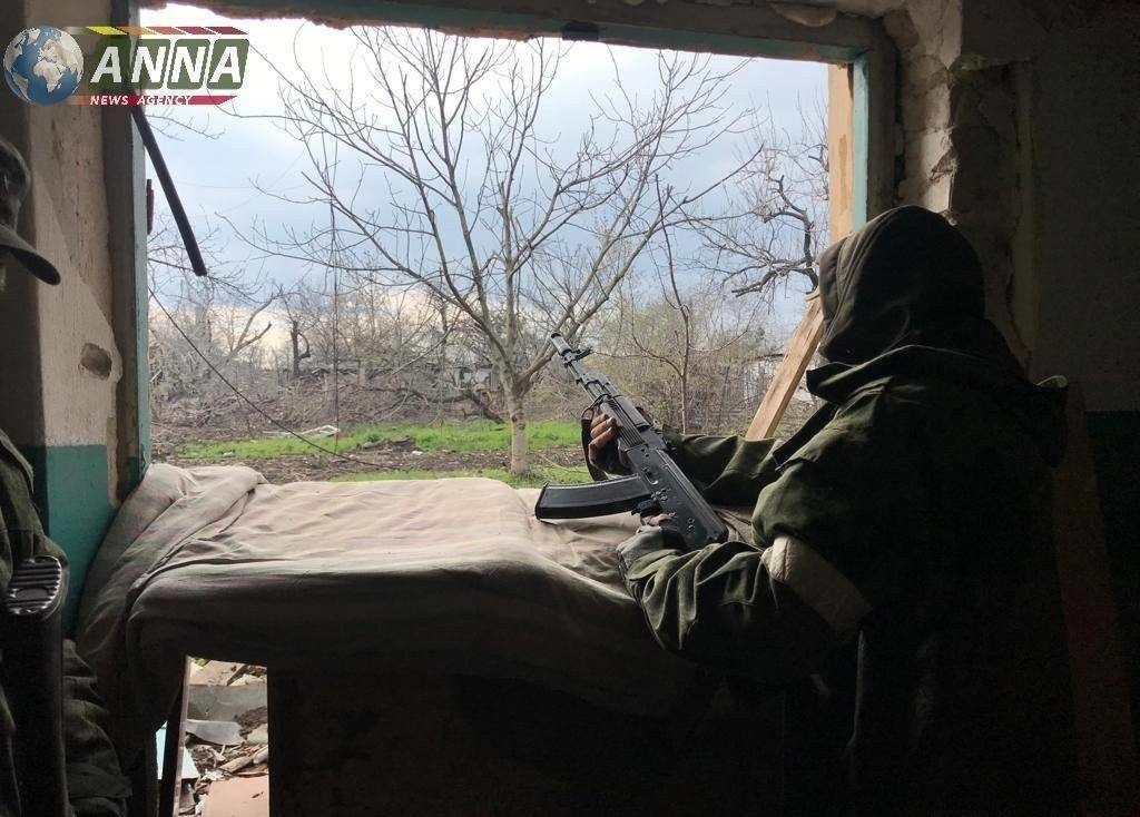 Ngay từ ngày đầu tiên của cuộc chiến, quân đội Nga và dân quân Donetsk thân Nga đã ồ ạt tung đòn tấn công vũ bão vào Marinka và Arkadivka. Tuy nhiên quân đội Nga không dễ vượt qua hệ thống trận địa hầm hào phòng ngự, được quân đội Ukraine xây dựng trong suốt 8 năm. 