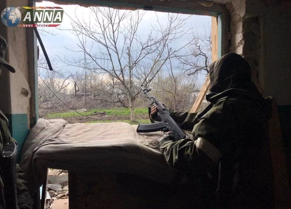 Ngay từ ngày đầu tiên của cuộc chiến, quân đội Nga và dân quân Donetsk thân Nga đã ồ ạt tung đòn tấn công vũ bão vào Marinka và Arkadivka. Tuy nhiên quân đội Nga không dễ vượt qua hệ thống trận địa hầm hào phòng ngự, được quân đội Ukraine xây dựng trong suốt 8 năm. 