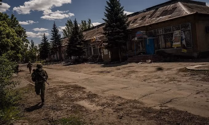 Vì vậy, lực lượng pháo binh Nga có nhiệm vụ dọn sạch mọi chướng ngại vật cản đường, để xe tăng yểm hộ cho bộ binh tiến lên. Tuy nhiên, quân đội Ukraine nấp trong các hầm ngầm và đợi quân Nga vào gần mới xông ra phản kích; điều này dẫn đến toàn bộ chiến dịch Marinka rất khó khăn và về cơ bản, tiến độ tiến quân hàng ngày chỉ được tính bằng mét.