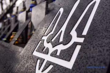 Còn theo trang “Bình luận quân sự” của Nga, Quân đội nước này đã giành quyền kiểm soát làng Hostomel, nơi có sân bay quốc tế Antonov, nơi có khả năng tiếp nhận máy bay hạng nặng như máy bay vận tải quân sự hạng nặng như Il-76D của Không quân Nga.