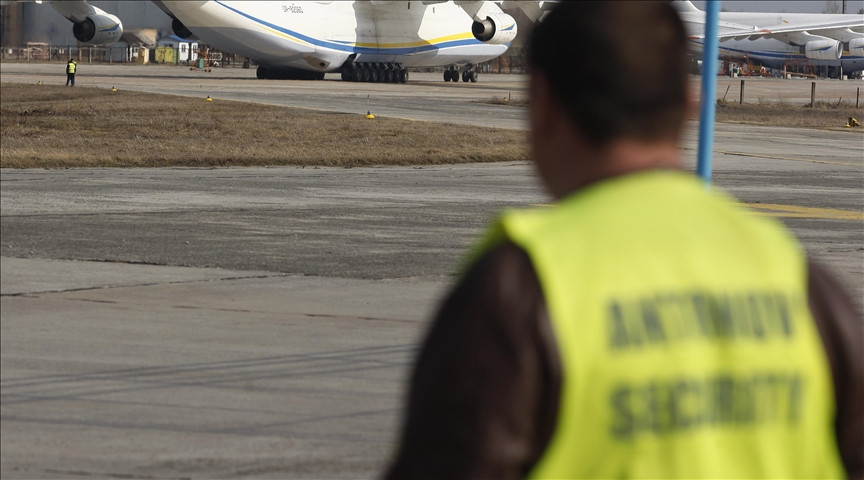 Ngoài ra có thông tin 18 máy bay vận tải quân sự Il-76 của lực lượng đổ bộ đường không với lính dù trên máy bay đã bay từ Pskov về phía Kiev. Trong khi đó, mạng xã hội cho rằng, Tổng thống Zelensky xác nhận việc quân đội Nga chiếm được một sân bay gần Kiev, nhưng không nói rõ là sân bay nào.