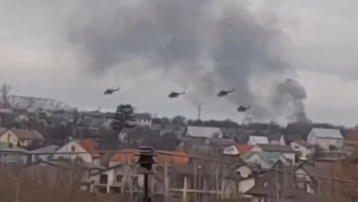 Đồng thời các đường băng của các sân bay ở các thành phố lớn của Ukraine đều bị phong tỏa bởi các vật cản hạng nặng, bao gồm cả xe chữa cháy và máy kéo. Theo lãnh đạo của cảng hàng không, điều này được thực hiện để ngăn chặn khả năng hạ cánh của máy bay Nga.