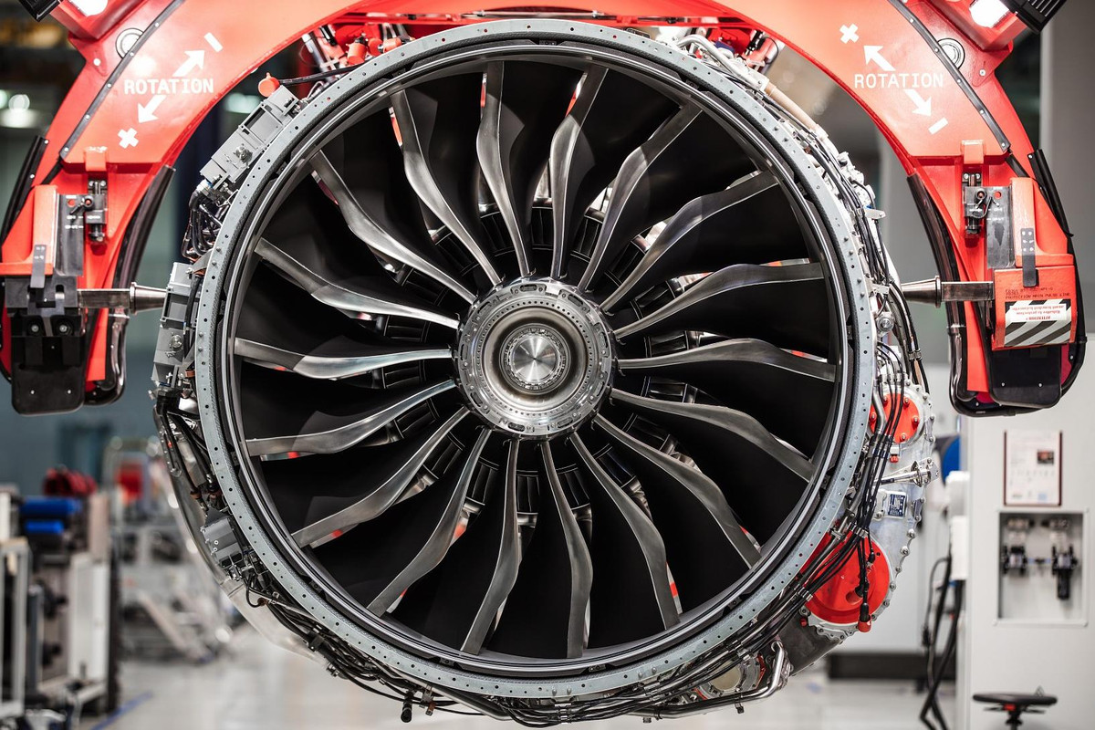 Ngành công nghiệp hàng không Trung Quốc đã có lịch sử hơn 60 năm, chủ yếu tập trung vào việc sao chép ở tầm thấp. Trong những năm qua, mặc dù đầu tư cho nghiên cứu và phát triển của cả lĩnh vực đầu tư công và tư đã tăng lên, nhưng việc phát triển công nghệ mới trong một thời gian dài vẫn còn thiếu.