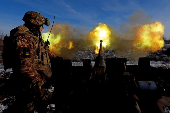 Bản thân Bakhmut là đầu mối giao thông khu vực, nên Quân đội Ukraine có thể nhanh chóng bổ sung binh lực, tiếp tế cho tiền tuyến thông qua mạng lưới đường bộ, đây cũng là một trong những điều kiện tiên quyết để hơn 100.000 quân Nga và Ukraine “quyết chiến” tại Bakhmut trong hơn 7 tháng. 