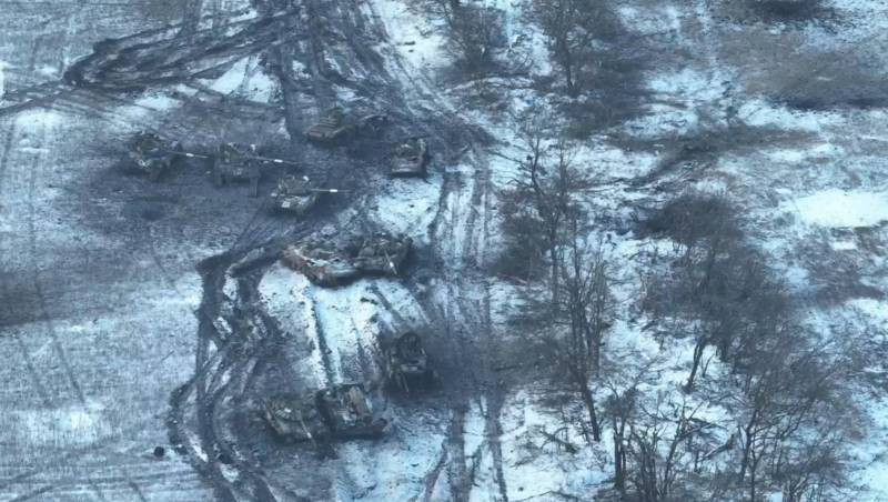 Pháo tự hành của Quân đội Ukraine đã sử dụng đạn pháo dẫn đường Excalibur 155mm do Mỹ sản xuất, để tiêu diệt xe tăng, xe bọc thép của quân Nga từ xa, và các nhóm tấn công thiết giáp bằng dao sắc bén của Quân đội Nga lần lượt bị tiêu diệt.