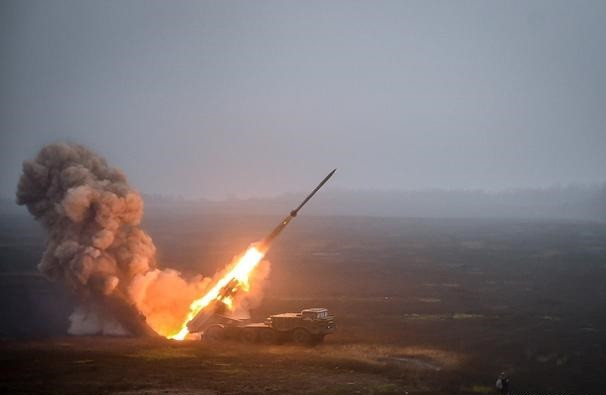 Hiện tại, nguyên nhân quan trọng khiến Quân đội Nga đang dần chiếm ưu thế trên chiến trường là Ukraine có ít đạn dược hơn Nga, số lượng pháo bắn ra mỗi ngày là với tỷ lệ khoảng 1/5.