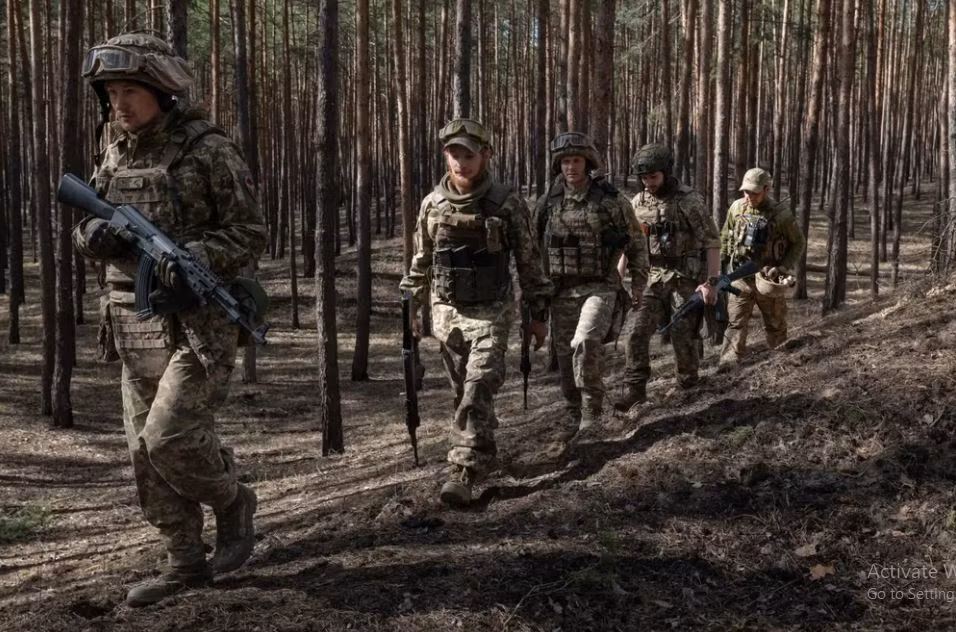 9. Các cuộc đối đầu giữa Quân đội Nga và lính đánh thuê nước ngoài diễn ra thường xuyên ở những nơi như Krasnogorovka, Chasov Yar, Liptsy và Volchansk. Những lính đánh thuê này đến từ Pháp, Ba Lan, Colombia, Georgia và Mỹ. Sự hiện diện của họ làm tăng thêm sự phức tạp của chiến trường.