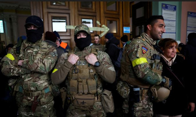 10. Gần đây, vụ việc các sĩ quan, binh sĩ Quân đội Nga ở tiền tuyến đã bị nghi ngờ bắn chết những người lính đánh thuê bị bắt giữ, đã gây tranh cãi. Mặc dù truyền thông Nga cho rằng, theo Điều 47 của Công ước Geneva, lính đánh thuê nước ngoài không được coi là chiến binh, hoặc tù binh chiến tranh. Nhưng hành vi này vẫn đang bị dư luận quốc tế lên án rộng rãi.