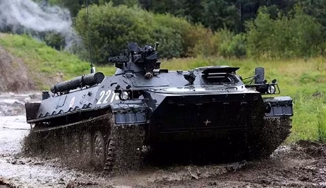 Chiến trường Ukraine cũng có thêm loại “vũ khí mới”; tiến độ nhanh chóng của cuộc bao vây Bakhmut cũng không thể tách rời loại “vũ khí độ” của lính đánh thuê Wagner, đó là xe đánh bom tự sát. Một chiếc xe bọc thép được lính đánh thuê “độ lại”, khi lắp hệ thống điều khiển từ xa, bên trong chứa đầy thuốc nổ, sẽ làm vũ khí “mở cửa mở” lợi hại.