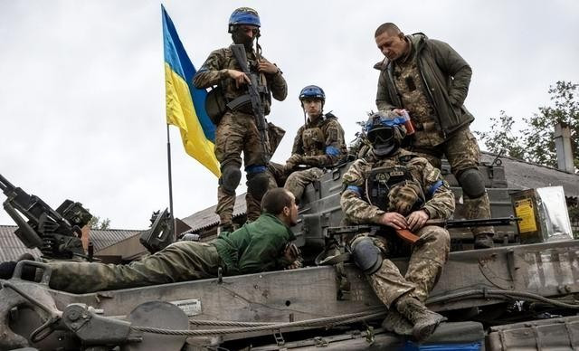 Cuối cùng, hãy xem xét điều thứ 3. Quân đội Ukraine đang tập trung một số lượng lớn lực lượng ở phía tây nam nước này. Thông tin tức này có vẻ càng "lạ" hơn, khi chiến sự ở Donbass đang “nóng”, Quân đội Ukraine dù muốn mở mặt trận khác, cũng nên tìm cơ hội ở Kharkov hoặc Kherson; tại sao lại tập trung ở khu vực Transnistria? 