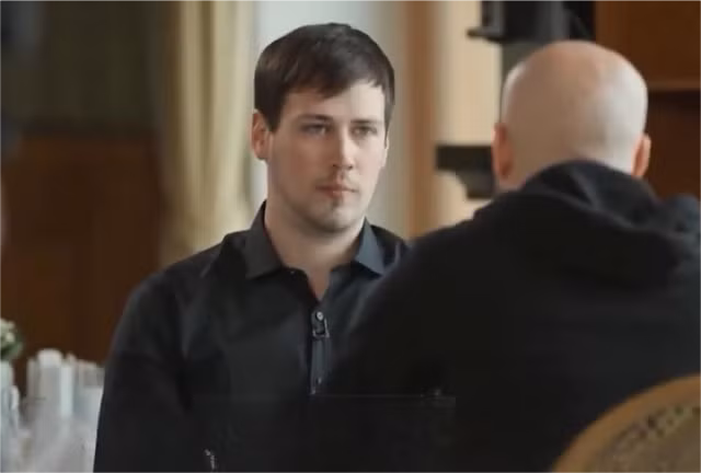 Điều thứ hai, là một lính Mỹ đã "đầu hàng" Quân đội Nga, mang nhiều thông tin tình báo quan trọng của Quân đội Ukraine cho quân Nga. Thoạt nghe có vẻ “kỳ lạ”, Mỹ rõ ràng không điều quân tham chiến, tại sao lại có binh sĩ đột nhiên “đầu hàng” quân Nga?