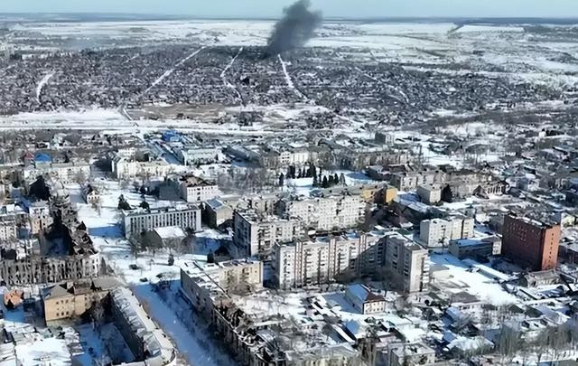 Điều đầu tiên là trận chiến quyết định của Bakhmut đã bắt đầu. Theo các thông tin chiến sự mới nhất và tuyên bố của các chỉ huy chiến trường, Quân đội Nga đã bắt đầu tấn công sau khi bao vây Bakhmut trong một thời gian dài, Quân đội Ukraine đã chống trả quyết liệt.