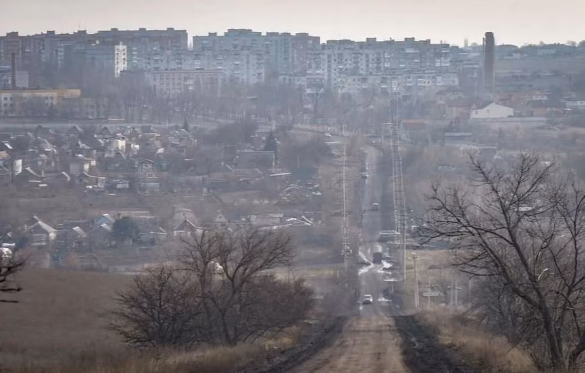 Hiện có thông tin Quân đội Nga đã chọc thủng tuyến phòng thủ của Ukraine ở làng Ivanivsky và bắt đầu tấn công sâu hơn, trong khi lãnh đạo nhà nước Donetsk tự xưng (DPR) thân Nga Pushilin cho biết, Quân đội Nga đã kiểm soát tất cả các con đường dẫn đến Bakhmut và một số đơn vị đã đột nhập vào trung tâm thành phố.