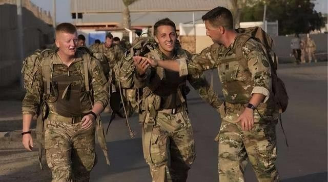 Trên thực tế, hiện tại Quân đội Ukraine không chỉ có binh lính Ukraine đang chiến đấu, mà còn có nhiều người nước ngoài chiến đấu trong Quân đội Ukraine, với tên gọi “Quân đoàn quốc tế”. Và người lính "đào ngũ" này tên là John McIntyre, là một cựu quân nhân của Quân đội Mỹ.