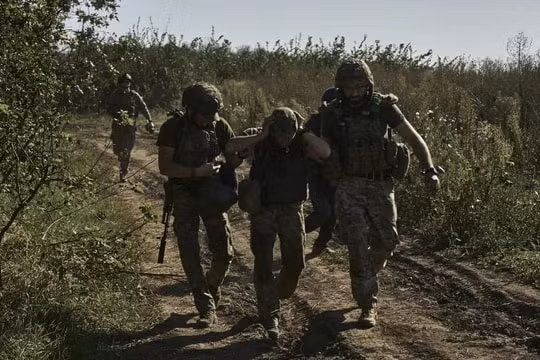 Điều thú vị là phản ứng của Quân đội Ukraine ở Kurakhove khá mâu thuẫn. Biết rằng tiếp tục phòng thủ cũng chẳng ích gì, tại sao quân Ukraine vẫn đang cố gắng giữ vững vùng ngoại ô phía tây. Điều này đặt ra câu hỏi: Có phải họ đang chờ đợi một điều kỳ diệu xảy ra?