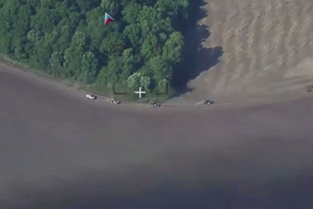 Lực lượng Không quân chiến thuật Nga đã không kích trúng hai đoàn xe tiếp viện của quân Ukraine ở khu vực Yuzhny và Martynovka. Các cuộc tấn công bằng bom và tên lửa của Nga cũng tiếp tục tiến hành vào tỉnh Sumy của Ukraine, nơi tập trung lực lượng dự bị của Ukraine.