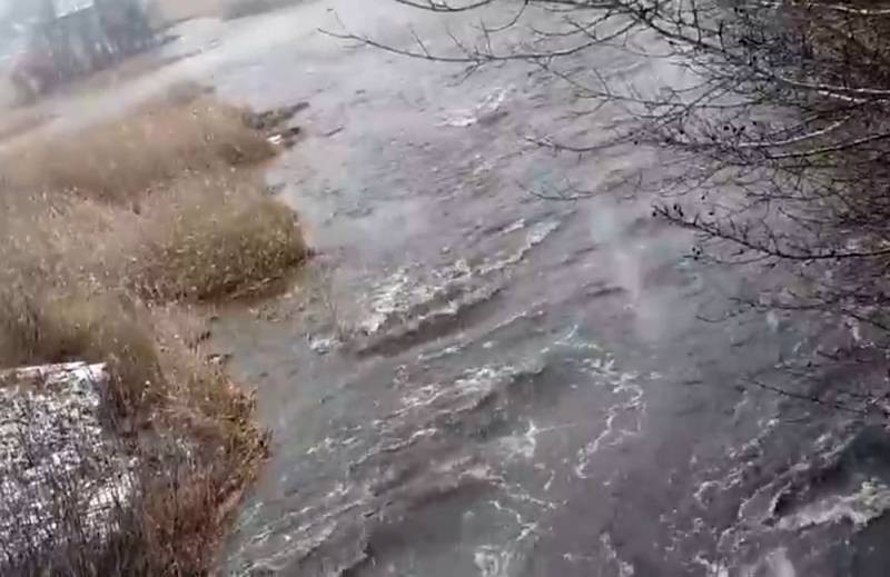 Tuy nhiên, vụ nổ đập nước giữa Yagodny và Khromovo là một nỗ lực của Quân đội Ukraine, nhằm làm chậm bước tiến của các nhóm tấn công theo hướng con đường duy nhất còn lại, mà họ dùng để tiếp viện cho Bakhmut. Đồng thời, quân đội Nga đã thiết lập kiểm soát hỏa lực trên đường cao tốc ngày hôm qua. 