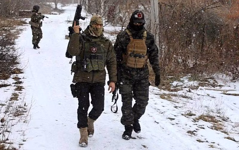 Trong khi đó vào sáng ngày 27/2, Igor Kimakovsky, cố vấn của người đứng đầu nhà nước cộng hòa tự xưng Donetsk (DPR) nói rằng, các mũi thọc sâu của lực lượng lính đánh thuê Wagner đã tiến sát gần trung tâm thành phố Bakhmut.