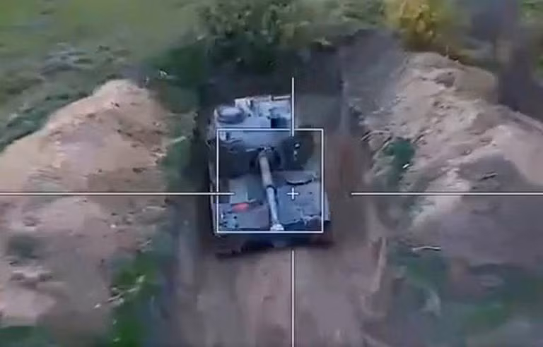 Trên đoạn video của lực lượng dân quân Donetsk thân Nga, đã cho thấy khả năng phát hiện và phá hủy các trận địa pháo binh Ukraine bằng UAV kamikaze Lancet và sau đó lao xuống đánh thẳng vào mục tiêu.